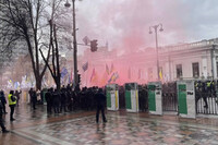 Под Радой снова протестуют ФОПы: во время драки начали жечь файеры