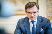 «Не уважают международные границы»: Кулеба призвал ЕС и G7 прекратит выдачу виз россиянам