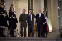 Макрон и Шольц склоняют Зеленского к переговорам с россией – WSJ