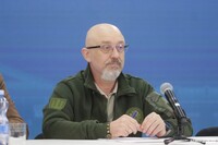 Зеленский рекомендовал Залужному отправлять военкомов на фронт – глава Минобороны