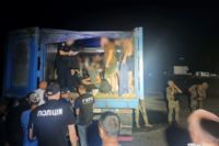 На выезде из Одесской области задержали фуру с десятками «туристов» – видео