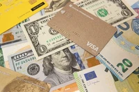 НБУ ввел ограничения на расчет валютными картами за границей