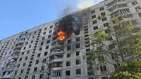 Президент отреагировал на обстрел многоэтажки в Харькове и показал последствия