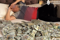 Сбрасывала сумки с долларами в окно: чиновницу МСЕК и ее сына разоблачили в незаконном обогащении