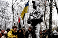 В Киеве День Достоинства и Свободы  установили памятник бойцу «Да Винчи» – фото