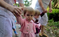 Активисты: в непосредственной близости к зоне боевых действий до сих пор живут более 3,5 тыс. детей-сирот