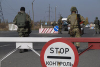 У Яценюка решили, как пропускать пассажирский транспорт в Крым
