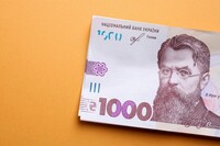 Стало известно, на что украинцы чаще всего тратят зимнюю тысячу гривен