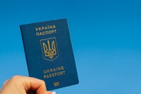 Для украинских мужчин за границей возобновляют выдачу паспортов