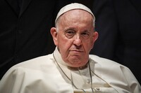 Папа Римский впервые за время трехнедельной госпитализации обратился к верующим