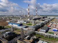 В Ленинградской области беспилотники атаковали нефтеперерабатывающий завод