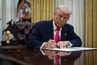 Сотрудников «Голоса Америки» начали отправлять в отпуска после указа Трампа – СМИ