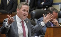 Советник Трампа случайно добавил журналиста в закрытый чат, где обсуждались военные вопросы