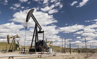 Цена нефти Brent упала ниже 65 долларов впервые с 2021 года