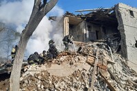 В Константиновке под завалами нашли тела двух погибших в результате авиаудара рф