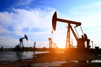 Нефть дешевеет и может завершить апрель наибольшим падением цен за три года
