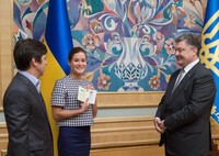 Порошенко дал украинское гражданство двум россиянам