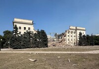 Оккупанты авиабомбами разрушили здание ОГА в Херсоне – фото