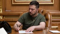 Зеленский подписал законы о продлении военного положения и мобилизации