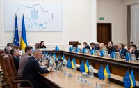 Кабмин повысил зарплаты для медиков на территориях активных и возможных боевых действий