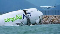 В аэропорту Гонконга самолет при посадке выкатился в море, есть погибшие