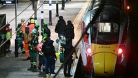В Великобритании мужчина устроил резню в поезде, десяток раненых