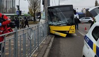 В Киеве маршрутный автобус врезался в электроопору, есть пострадавшие