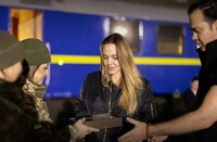 Джоли во время визита в Украину получила символические подарки от ГПСУ – фото