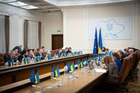 Кабмин запустил программу «Деньги ходят за учителем»: что она предусматривает