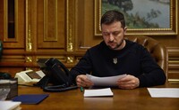 Зеленский ввел санкции против судов, перевозивших украденное украинское зерно