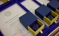 Зеленский наградил Стерненко и еще более 50 волонтеров нагрудным знаком «Золотое сердце»