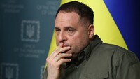 В ОПУ уточнили, на каких должностях остались Лещенко и Подоляк после отставки Ермака (обновлено)