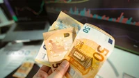 Официальный курс евро впервые превысил 50 гривен