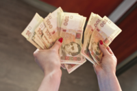 Украинцам начали выплачивать по 1500 грн поддержки: кто может получить