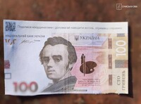Россияне сбрасывают с дронов фальшивые деньги с QR-кодом: украинцев предупредили об опасности