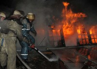 На военном складе в Сватово начали тушить пожар