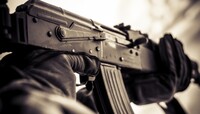 В Киеве неизвестный устроил стрельбу и захватил заложников в магазине, есть жертвы и ранен ребенок
