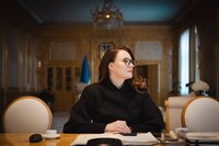 Правительство разрешило выезд за границу отдельной категории женщин-чиновниц