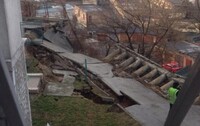 В Киеве фасад жилого дома рухнул на гаражи