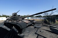 Ситуация в Коминтерново: боевики вывели технику, но поселок не покинули