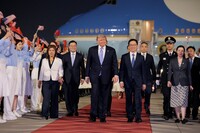 Трамп впервые за 8 лет прибыл с визитом в Китай