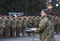 Порошенко просит Яценюка немедленно упорядочить выплаты военным в зоне АТО