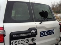 Машину представителей ОБСЕ в Марьинке обстрелял снайпер боевиков