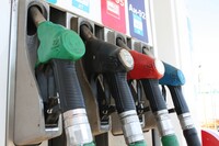 Эксперты назвали АЗС, на которых водителям лучше не заправляться