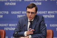 Омелян хочет снять с Мининфраструктуры ответственность за разбитые дороги