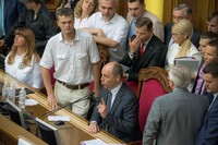 Из-за блокирования трибуны заседание Рады перенесено на завтра