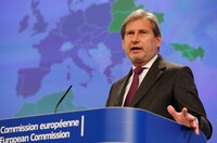 Еврокомиссар Хан назвал дату принятия безвизового режима для Украины