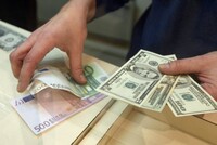 НБУ разрешает украинцам продажу валюты до 150 тыс. грн без паспорта