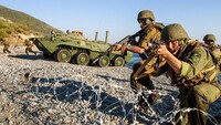 Россия разворачивает военную группировку на южных границах с Украиной