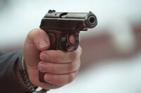 В Киеве мужчина устроил стрельбу во время конфликта на дороге, есть раненый